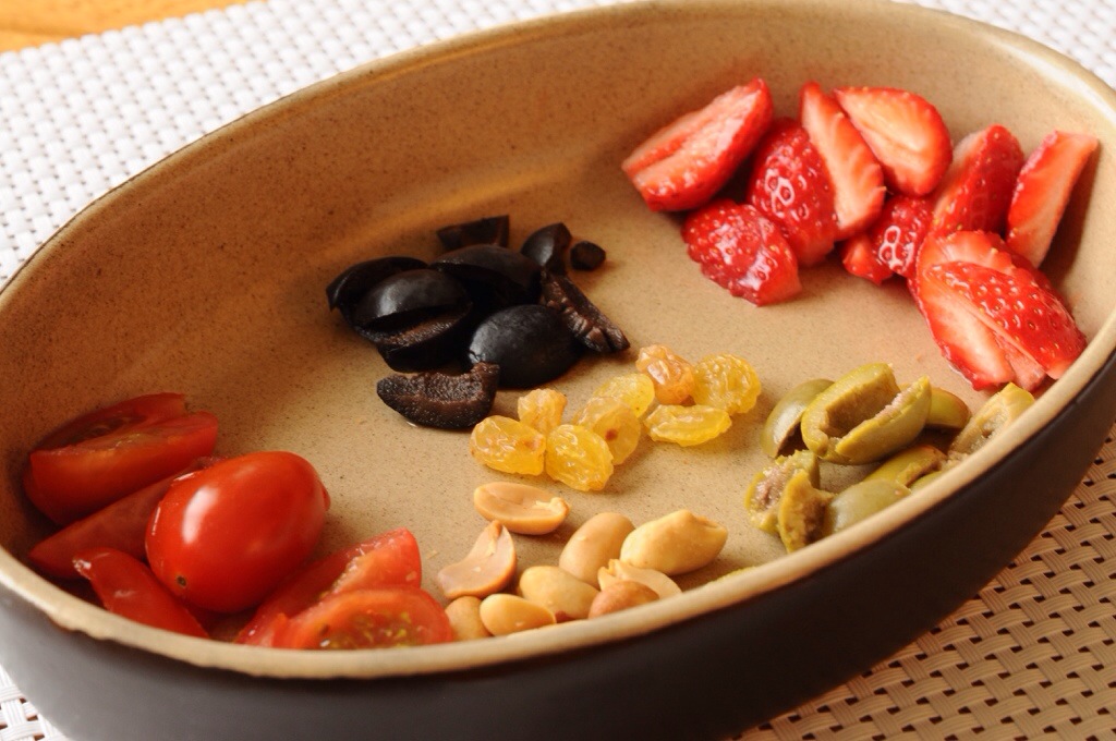 Des olives, des cacahouètes, des fraises, des raisins secs, des tomates cerises