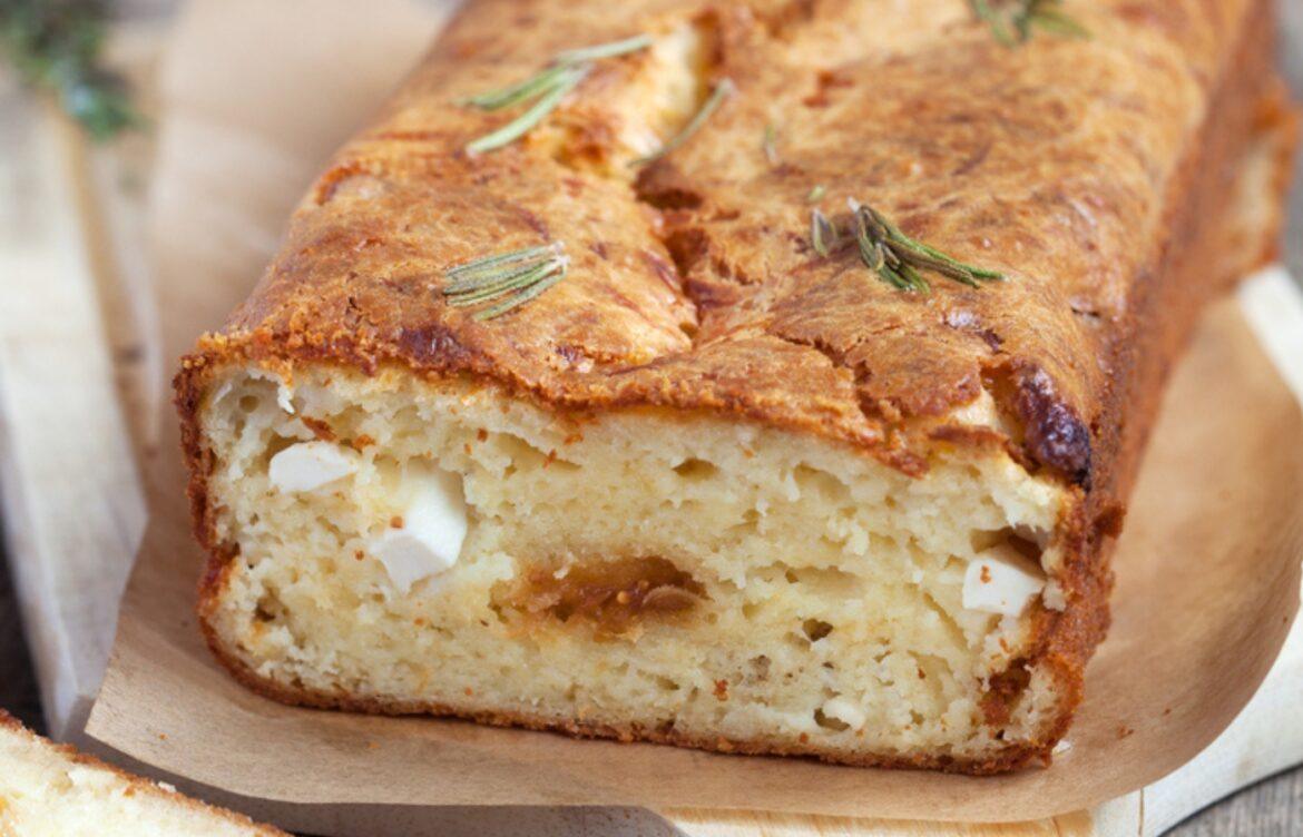 “Je fais toujours ce cake chèvre-noix quand je reçois l’été” : simple, rapide et ultra savoureux cake chevre noix