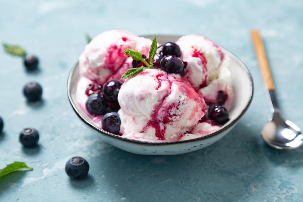 Envie d’un dessert léger ? Testez cette recette de glace au yaourt sans sorbetière (succès garanti) glace au yaourt