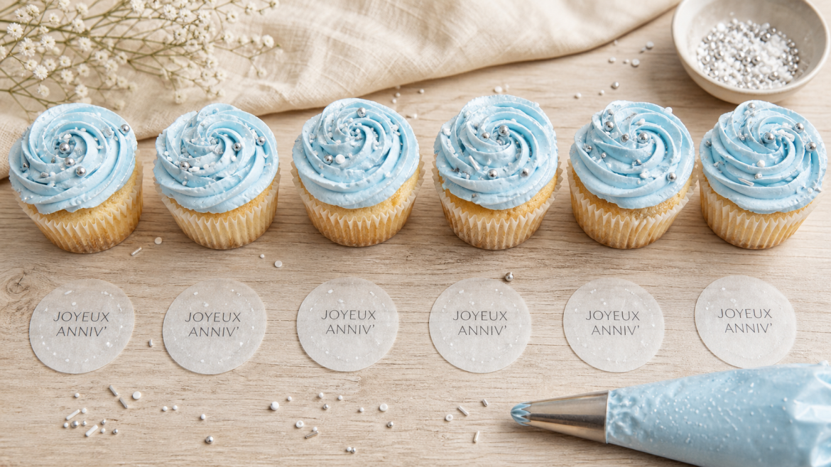 Decoration muffins : sprinkles et disques en azyme sur muffins glacés bleu