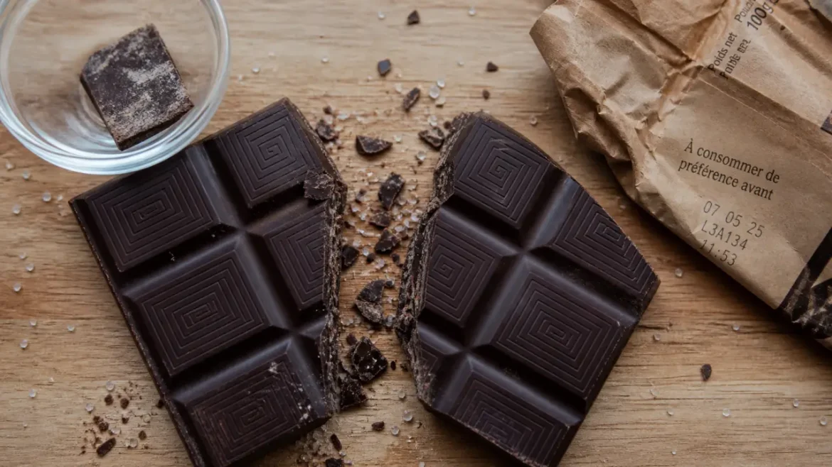 DDM, pellicule blanche et odeur rance : les vrais signes pour jeter un chocolat périmé Chocolat périmé : pellicule blanche sur chocolat