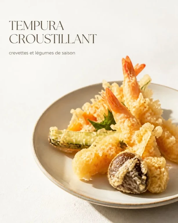 Pâte tempura croustillante servie en assiette avec crevettes et légumes dorés